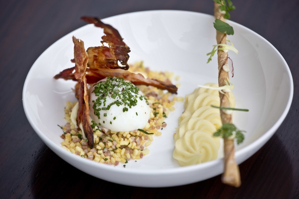 aqua shard Eggs & Bacon: 63˚ͦ steamed egg, crispy bacon and potatoes, potato mousse 